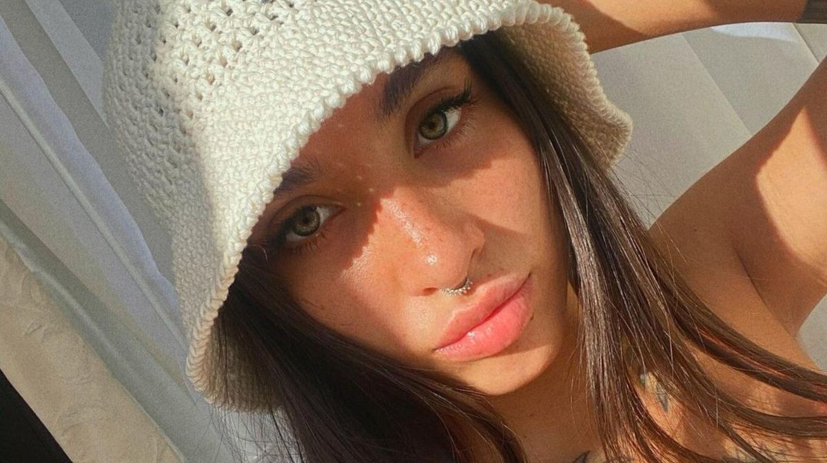 Desde el verano europeo, María Becerra confirma que es la reina de la enteriza ultra cavada y paraliza Ibiza