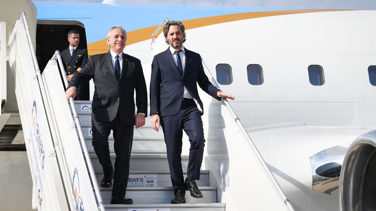 Alberto Fernández llegando a la India junto al Canciller Santiago Cafiero.