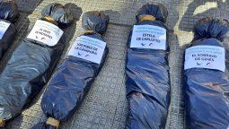 Dejando bolsas de cadáveres se manifestaron este sábado contra la vacunación VIP.