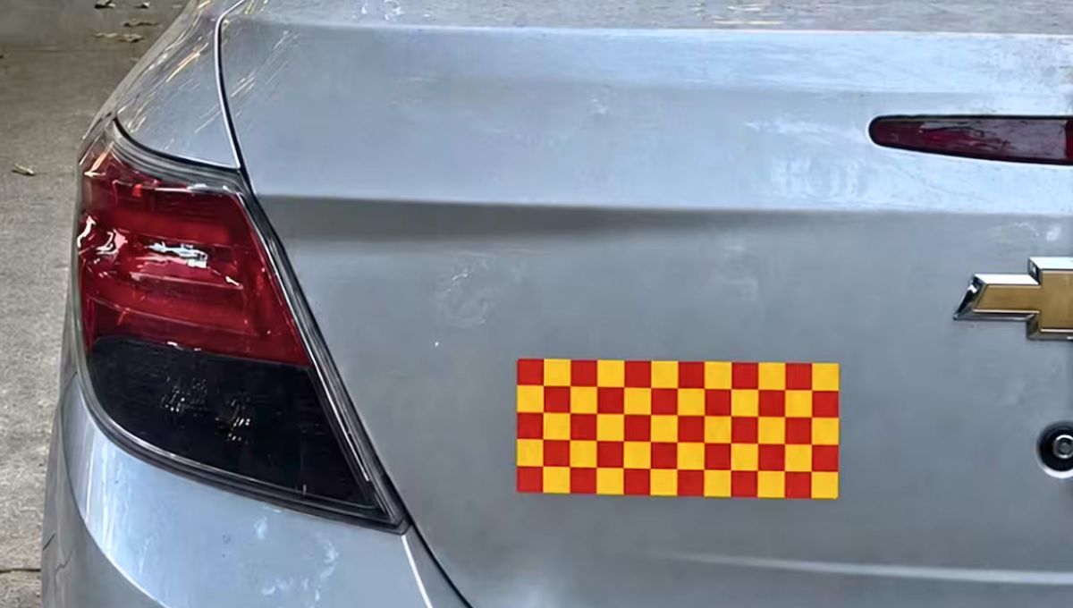 Si ves una calcomanía roja y amarilla en un auto, tenés que saber qué significa