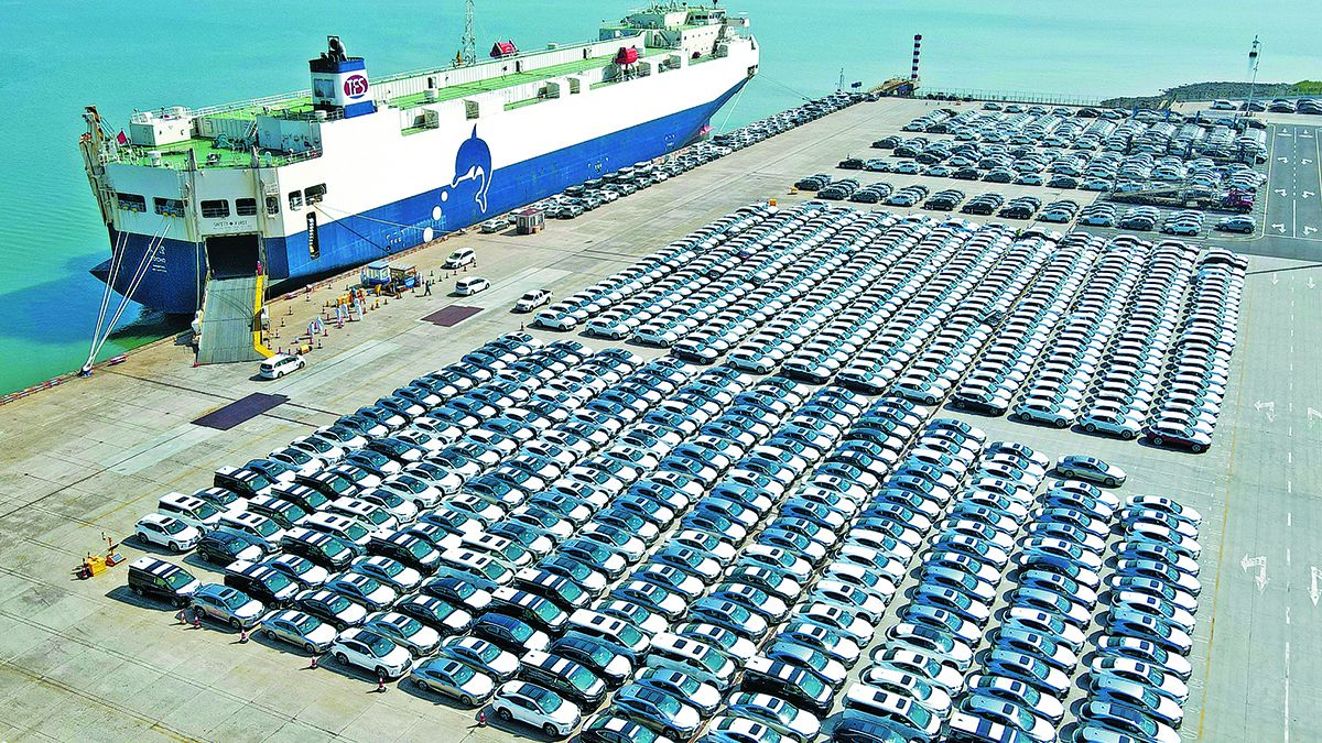 Descarga de automóviles importados en el puerto de Tianjin en septiembre. TONG YU / SERVICIO DE NOTICIAS DE CHINA