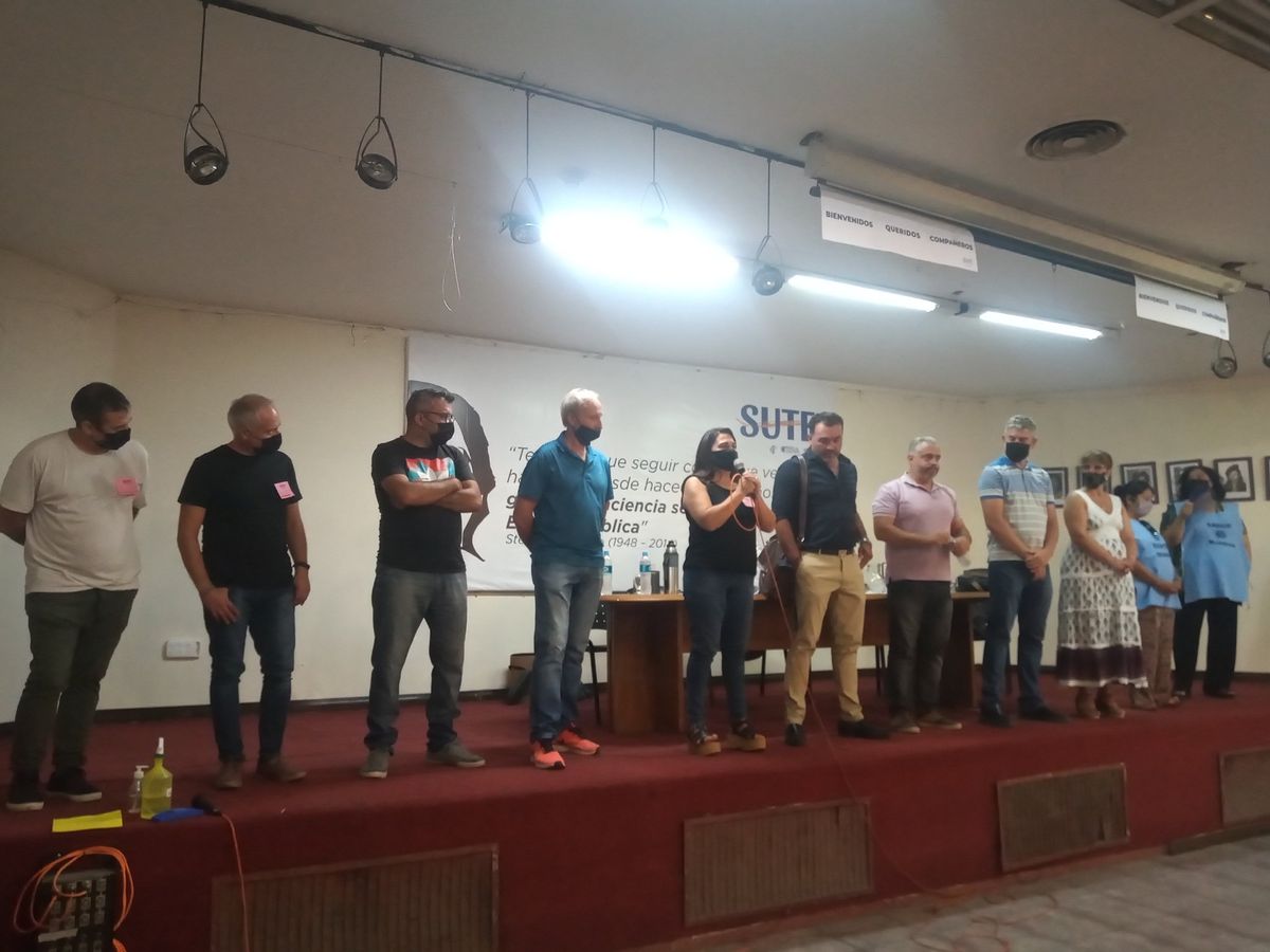 Distintos representantes de los docentes plantearon sus posturas este sÃ¡bado. Finalmente, los delegados del SUTE llegaron a una decisiÃ³n comÃºn. 