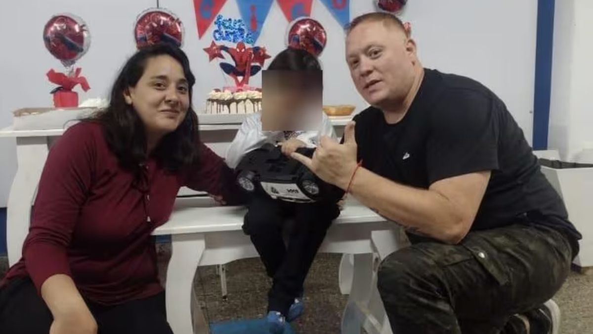 Guillermo Bustamante junto a su esposa y su pequeño hijo. La Justicia investiga su muerte dentro de un patrullero Guillermo Bustamante junto a su esposa y su pequeño hijo. La Justicia investiga su muerte dentro de un patrullero