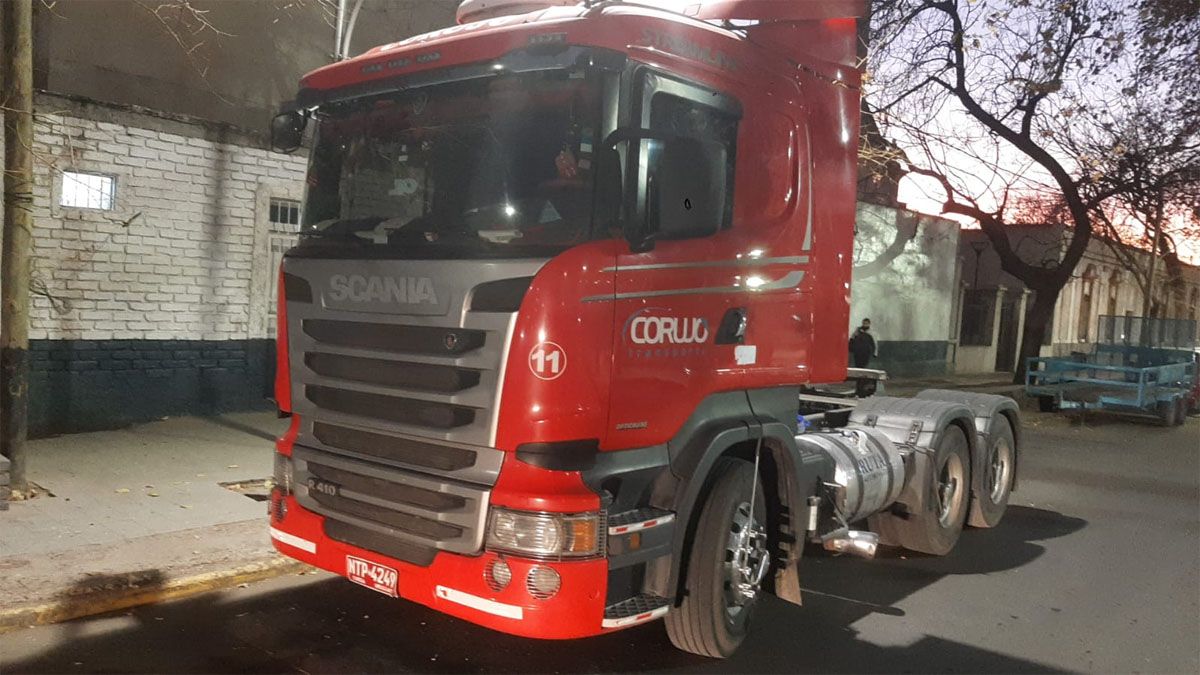 El camión Scania quedó secuestrado, mientras que el conductor uruguayo que manejaba borracho quedó en la Comisaría 25, de Guaymallén.