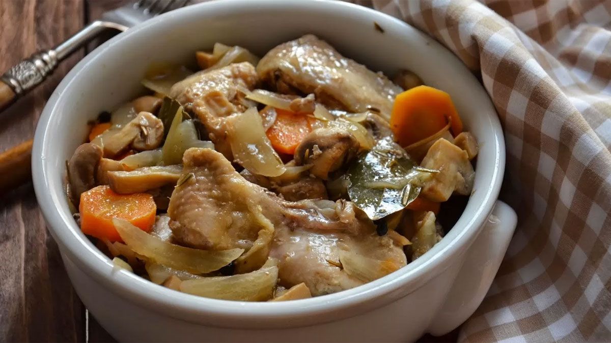 El escabeche de pollo se hace con una receta que lleva sólo 4 pasos de elaboración. El escabeche de pollo se hace con una receta que lleva sólo 4 pasos de elaboración.