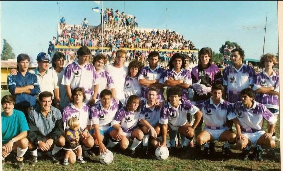 La increible historia del hombre común que cumplió el sueño de jugar con Maradona en un verano inesperado