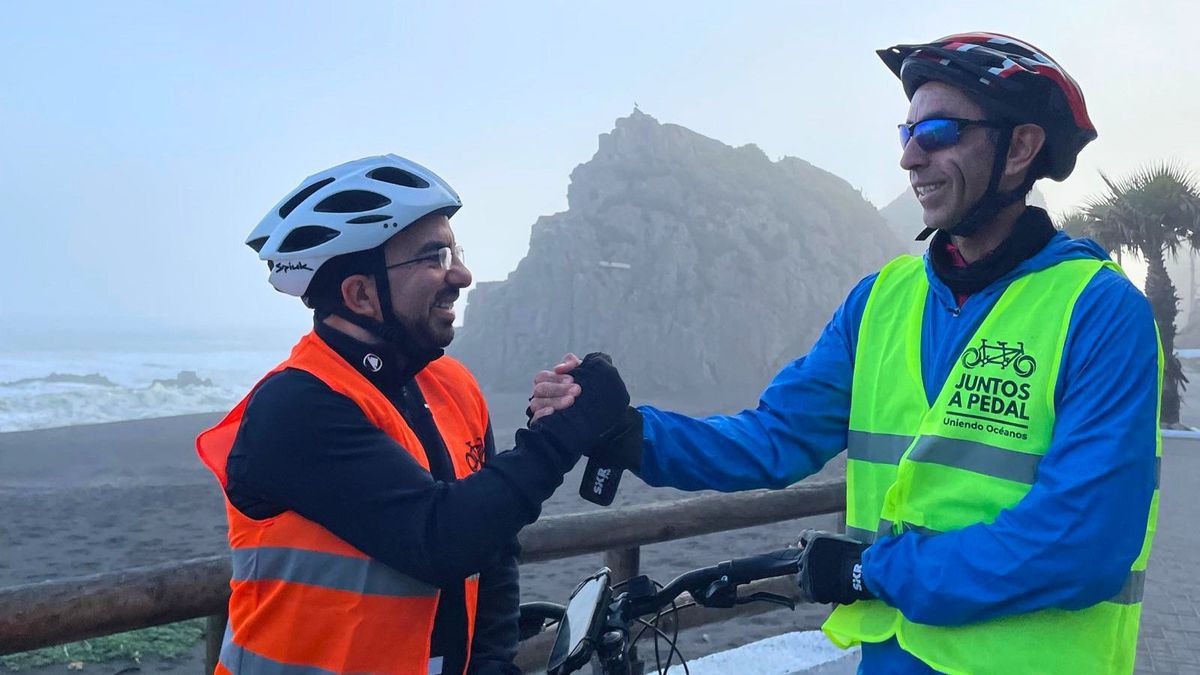 Walter Alvarez, a la derecha, y Alfonso, su guía. Walter Alvarez, a la derecha, y Alfonso, su guía.
