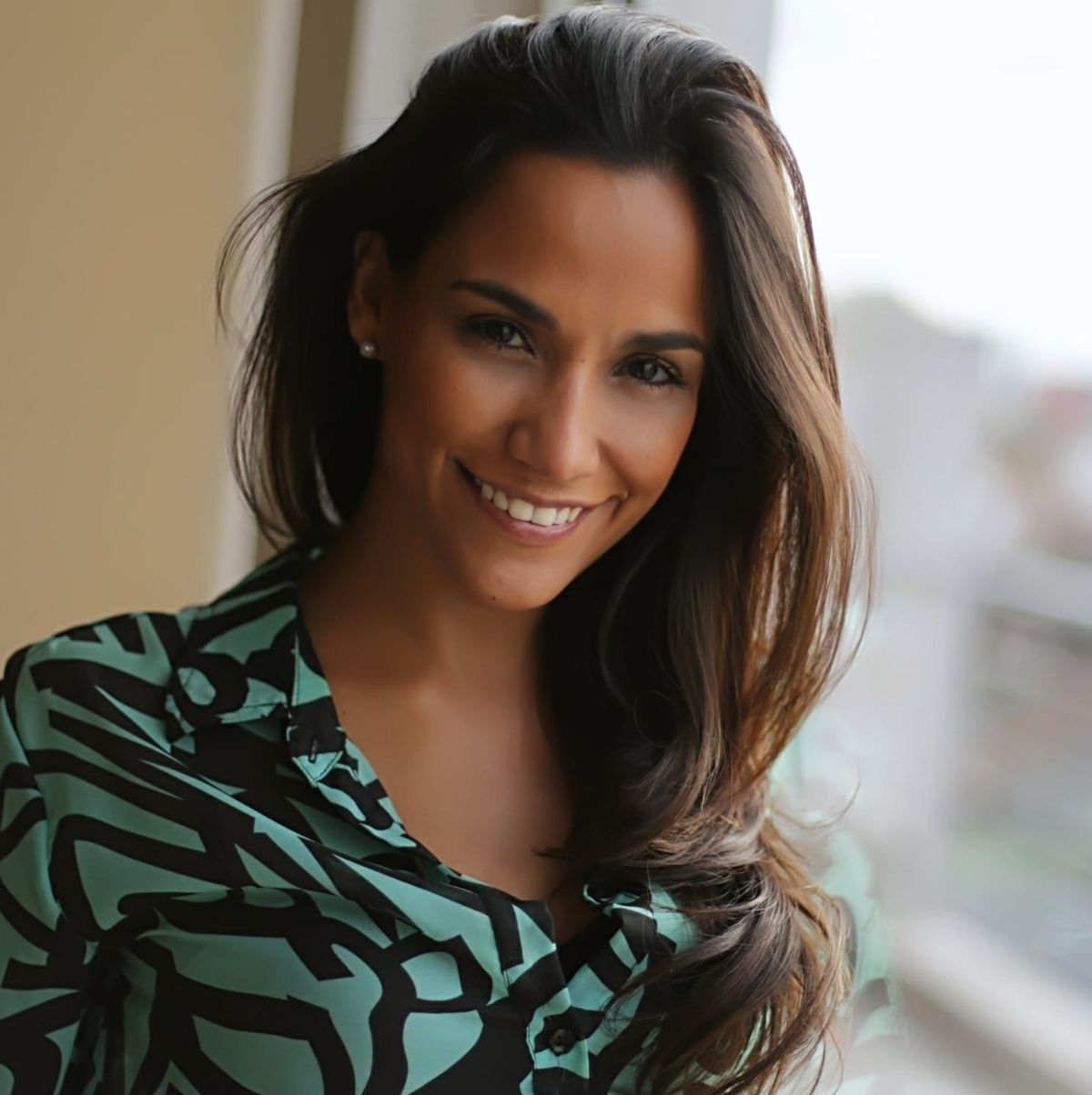 Andrea tiene 40 años, nació en Mendoza y aquí tiene sus raíces. Vivió en varias partes del mundo, en Oceanía debutó como conductora de TV. Hace 10 años está radicada en Chile. Andrea tiene 40 años, nació en Mendoza y aquí tiene sus raíces. Vivió en varias partes del mundo, en Oceanía debutó como conductora de TV. Hace 10 años está radicada en Chile.