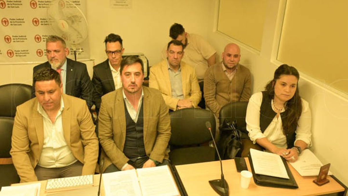 Los ex funcionarios junto a algunos defensores en la audiencia de este jueves.