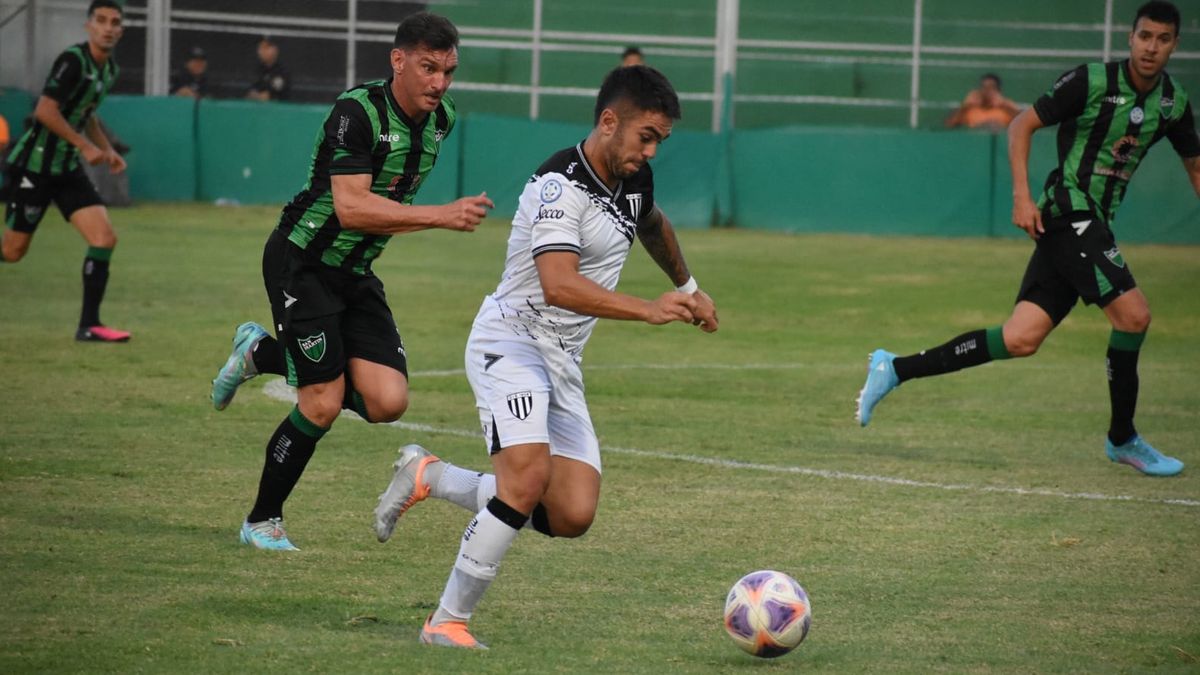 Nicolás Romano con la pelota denominada en el partido ante San Martin en San Juan.
