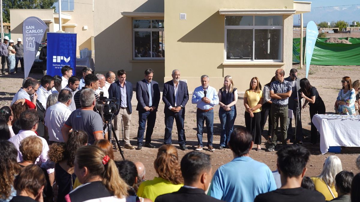 Alfredo Cornejo junto a la vicegobernadora Hebe Casado y el intendente de San Carlos, Alejandro Morillas, en el acto del IPV. Alfredo Cornejo junto a la vicegobernadora Hebe Casado y el intendente de San Carlos, Alejandro Morillas, en el acto del IPV.