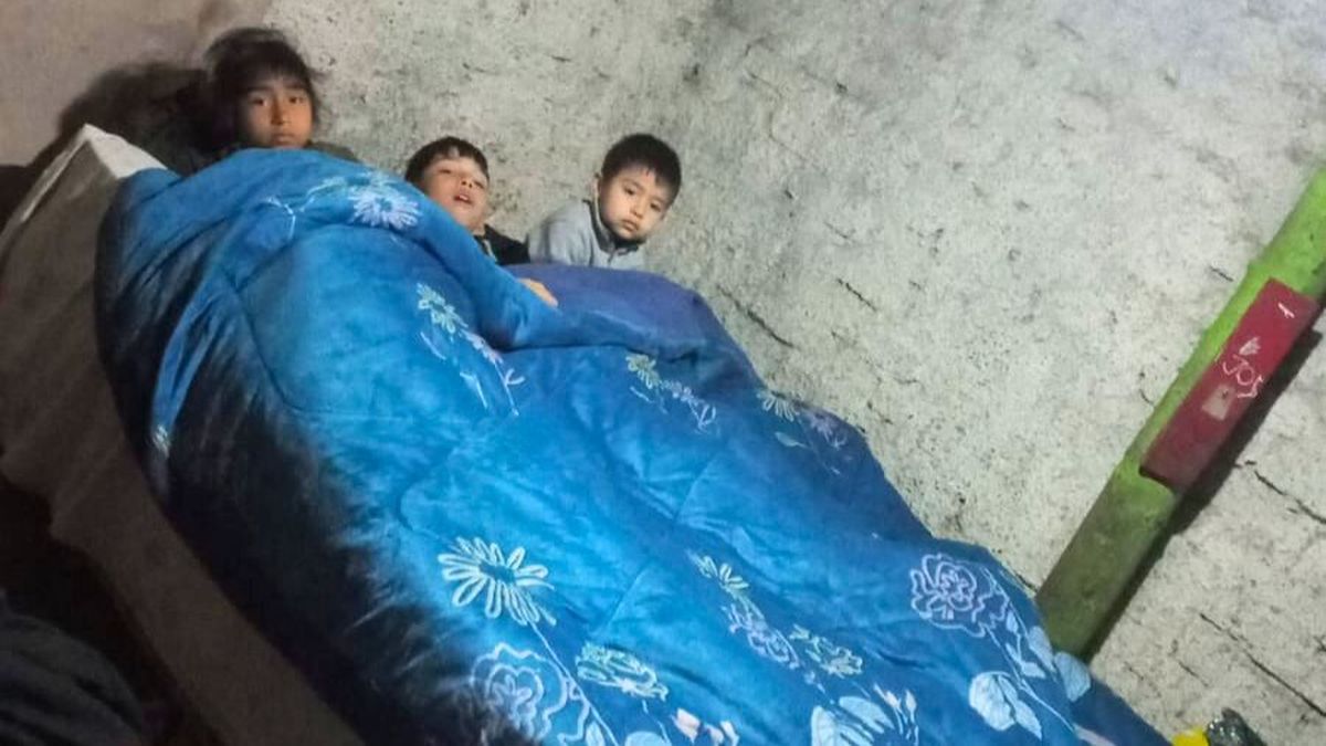 Los hijitos de Fernanda Lucero, en Buena Nueva, arropados para mitigar el frío. Los hijitos de Fernanda Lucero, en Buena Nueva, arropados para mitigar el frío.