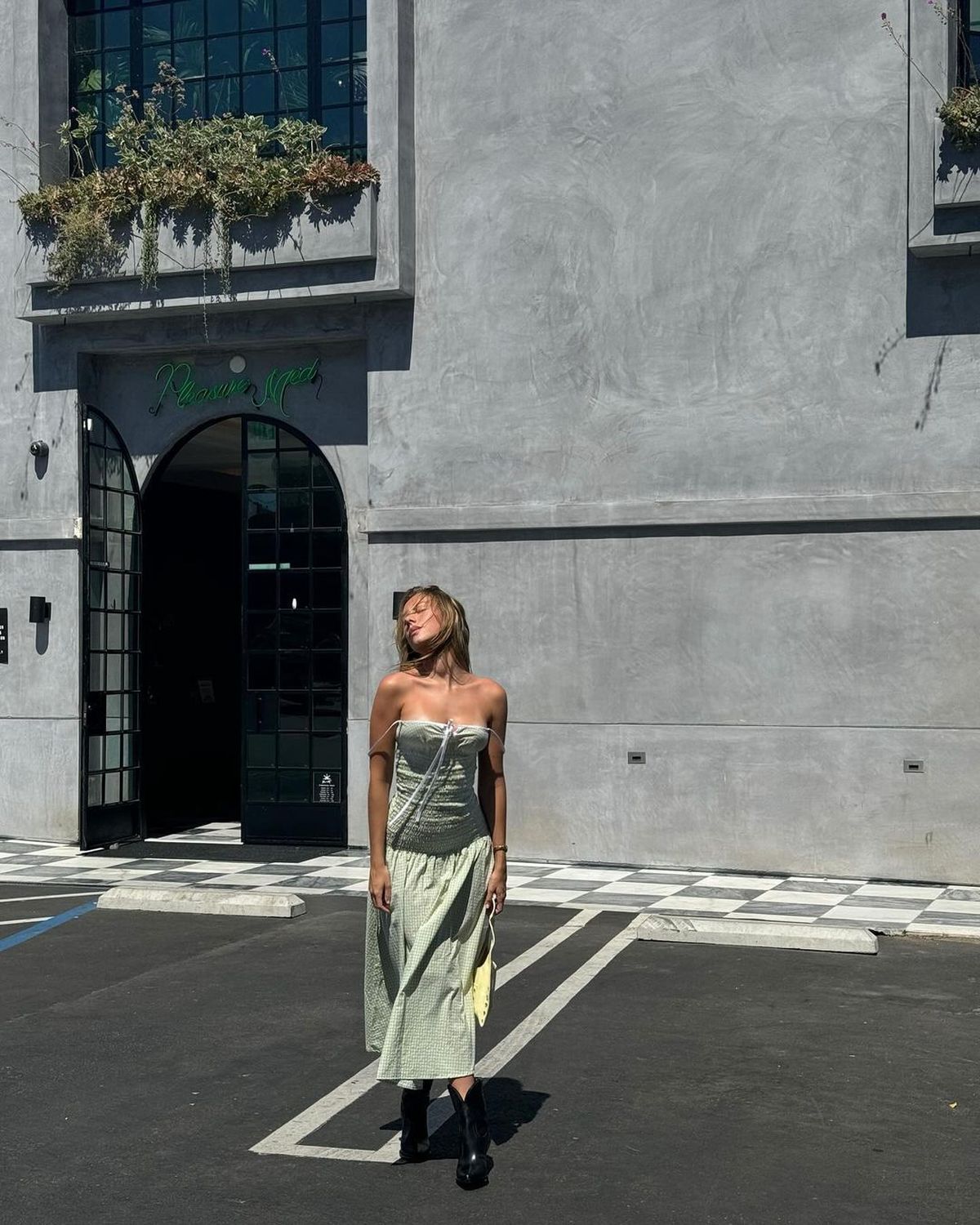 Ester Expósito lleva el mini vestido vichy del verano y paraliza Los Ángeles.