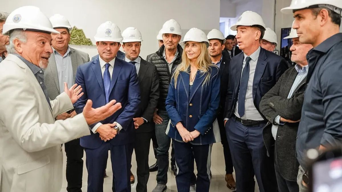Karina Milei visitó junto a Diego Santilli y el gobernador de San Juan, Marcelo Orrego, una calera en el Día de la Minería. Karina Milei visitó junto a Diego Santilli y el gobernador de San Juan, Marcelo Orrego, una calera en el Día de la Minería.