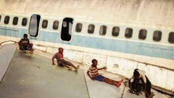 Chicos del Congo juegan a ser pilotos en un aeropuerto abandonado