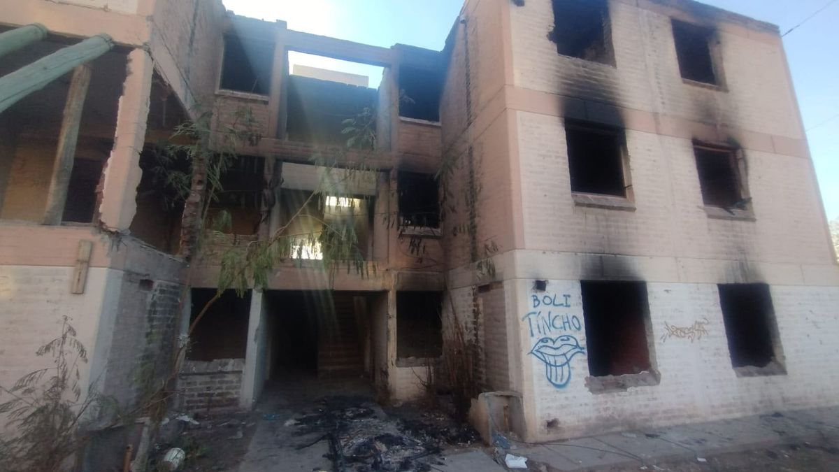 Los 12 departamentos de Guaymallén fueron quemados por los vecinos que aseguraban que los okupas que vivían allí protagonizaban contínuos robos. 