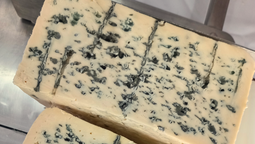 Parecidos pero no iguales. Hay diferencias entre el roquefort y el queso azul sobre todo por su forma de elaboración. Parecidos pero no iguales. Hay diferencias entre el roquefort y el queso azul sobre todo por su forma de elaboración.