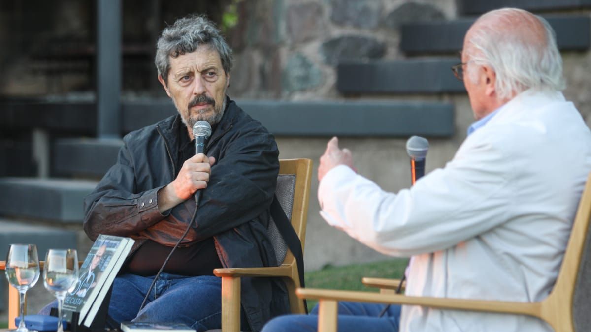 Andrés Gabrielli lleva 20 años haciendo La Conversación por Radio Nihuil. Es reconocido por sus entrevistas y presentaciones de libros. Y viajó a Tucumán para traerse su estatuilla. Andrés Gabrielli lleva 20 años haciendo La Conversación por Radio Nihuil. Es reconocido por sus entrevistas y presentaciones de libros. Y viajó a Tucumán para traerse su estatuilla.