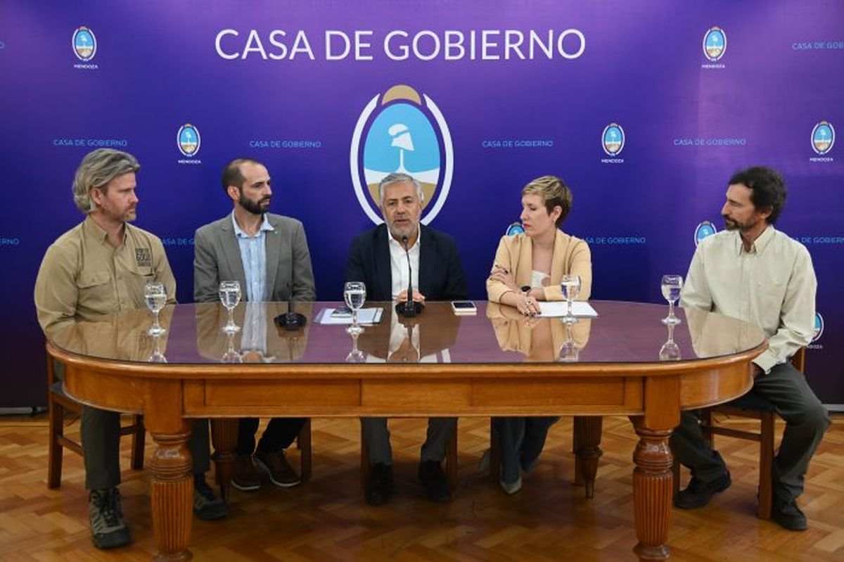El director de WCS, Mariano Roglich, y el titular de Conservación Terrestre de WCS, Andrés Novarro, firmaron este miércoles la carta-oferta de donación. El director de WCS, Mariano Roglich, y el titular de Conservación Terrestre de WCS, Andrés Novarro, firmaron este miércoles la carta-oferta de donación.
