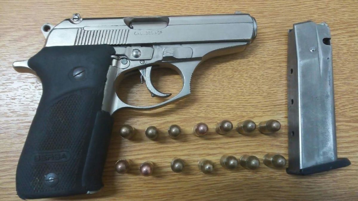Esta fue el arma de puño hallada durante el procedimiento realizado en el barrio 12 de Mayo y donde se detuvo a dos menores de 17 años en Las Heras.