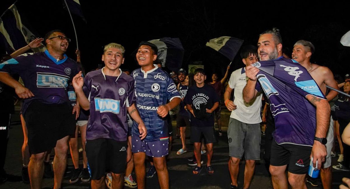 Las calles cercanas al estadio Bautista Gargantini fueron teñidas de azul por los hinchas de la Lepra Las calles cercanas al estadio Bautista Gargantini fueron teñidas de azul por los hinchas de la Lepra