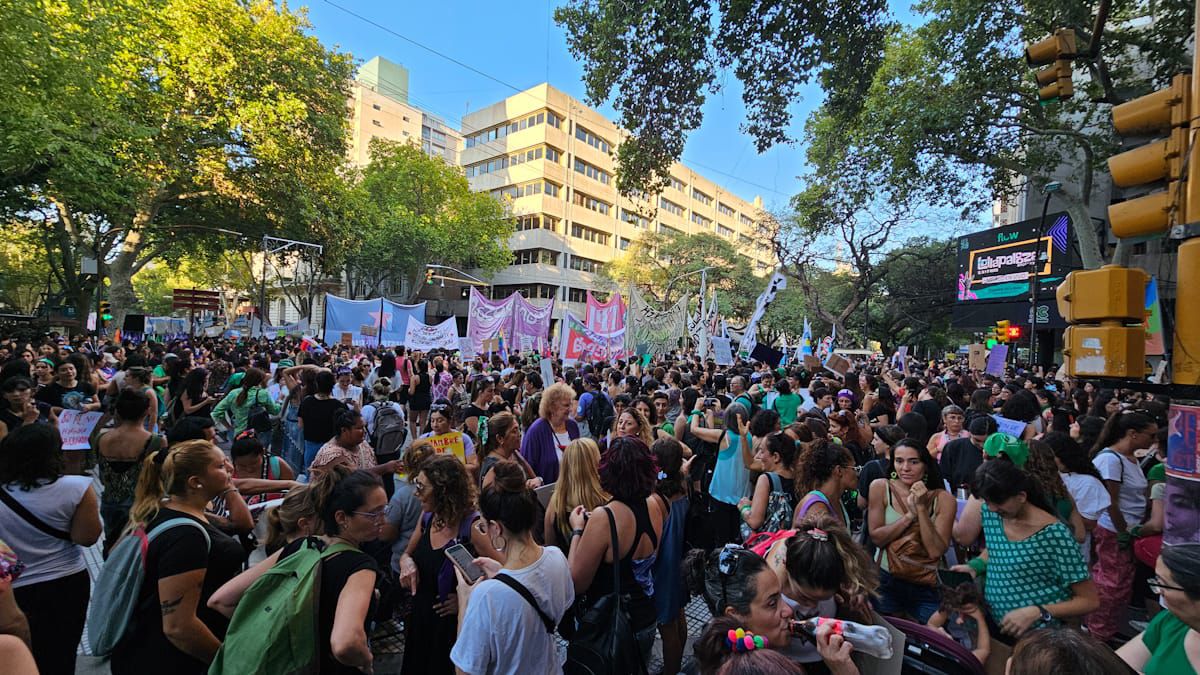 La marcha del 8M en Mendoza arrancó en Peatonal y San Martín, de Ciudad. La marcha del 8M en Mendoza arrancó en Peatonal y San Martín, de Ciudad.