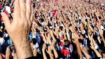 La oposición turca logró una masiva marcha para manifestarse contra el golpe