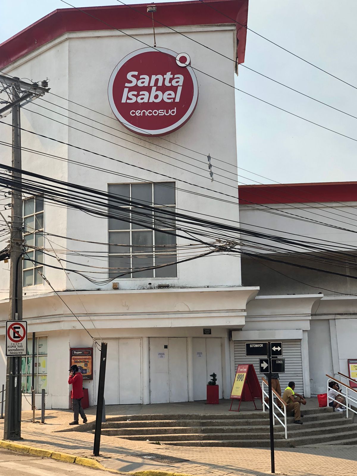 Cerrado por toque de queda, así se encotraba el supermercado Santa Isabel de Reñaca, una parada obligada de los mendocinos que vacacionan en Chile. Cerrado por toque de queda, así se encotraba el supermercado Santa Isabel de Reñaca, una parada obligada de los mendocinos que vacacionan en Chile.