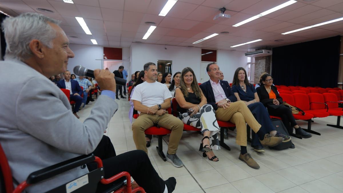El decano de la Facultad de Odontología, Carlos Boschardt junto a la vicedecana Adriana Marra y a su equipo de gestión, presentaron oficialmente la UMO ante autoridades de la UNCuyo y colaboradores del proyecto. El decano de la Facultad de Odontología, Carlos Boschardt junto a la vicedecana Adriana Marra y a su equipo de gestión, presentaron oficialmente la UMO ante autoridades de la UNCuyo y colaboradores del proyecto.