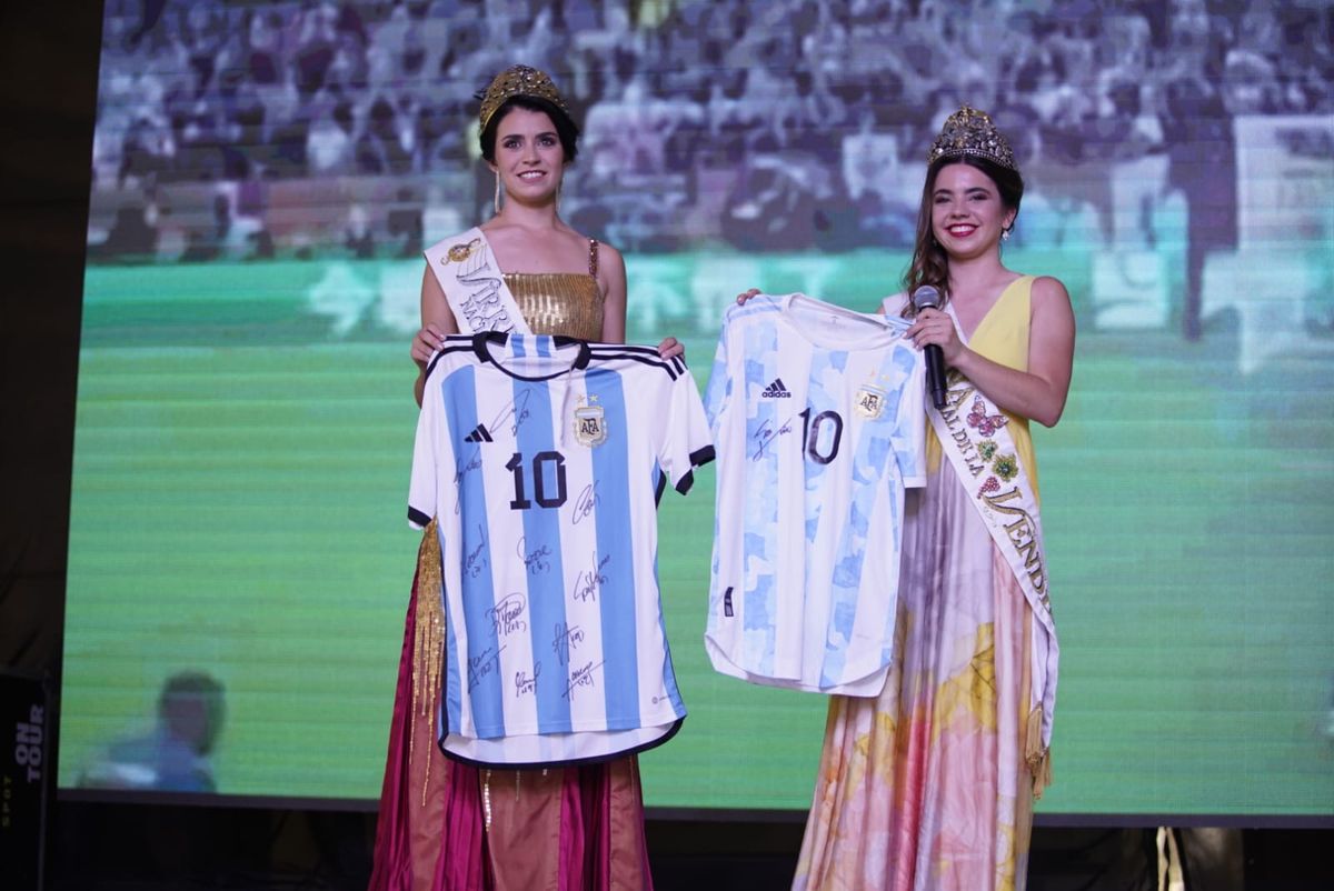 Las camisetas de la Selección expuestas por la Reina y la Virreina de la Vendimia.