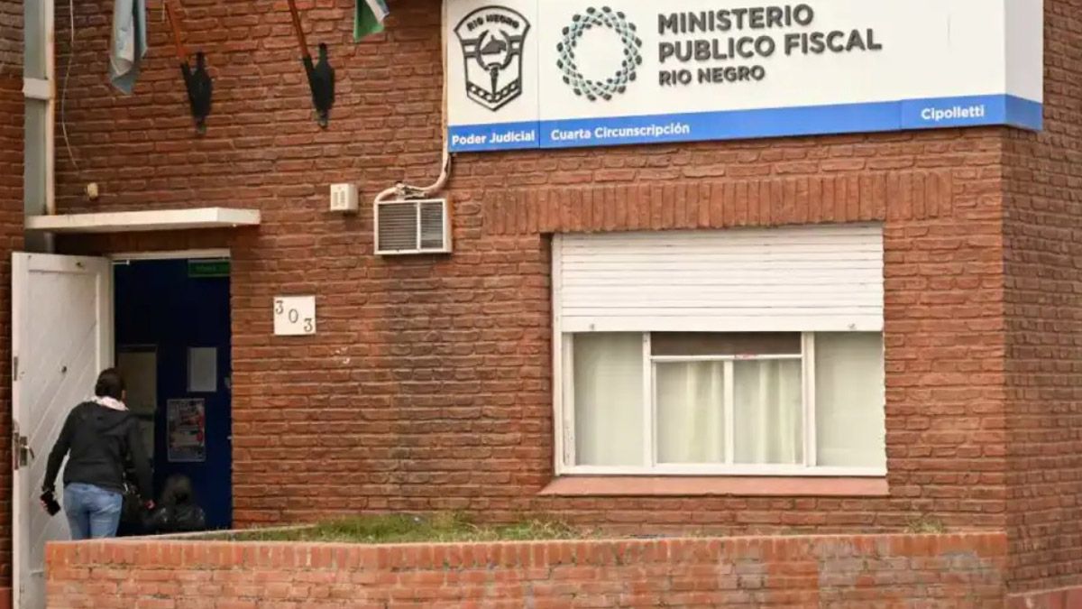 Las autoridades judiciales de Cipolletti investigan la muerte del hombre en la celda de una comisaría, por una hemorragia por fracturas múltiples