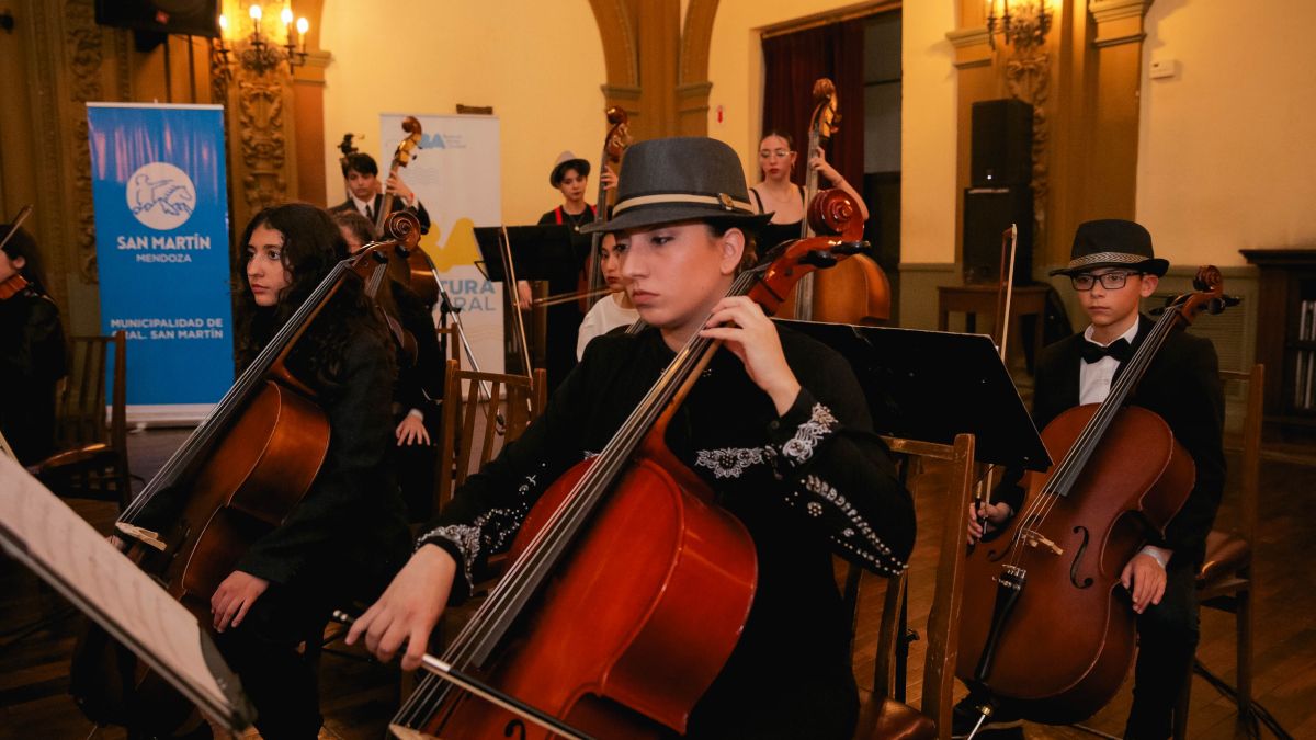 El cierre de la actividad en Buenos Aires de la Orquesta Escuela de San Martín se realizó en el teatro del Centro Asturiano, a sala llena, con la presentación de la obra de Fernando Toledo, Orquestango.