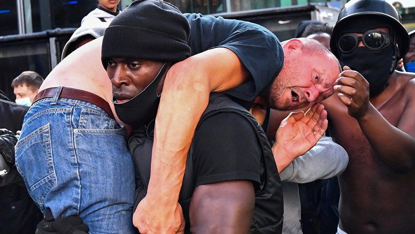 Video: un pacifista negro rescató a un hombre blanco herido de la multitud, y lo cargó sobre sus hombros