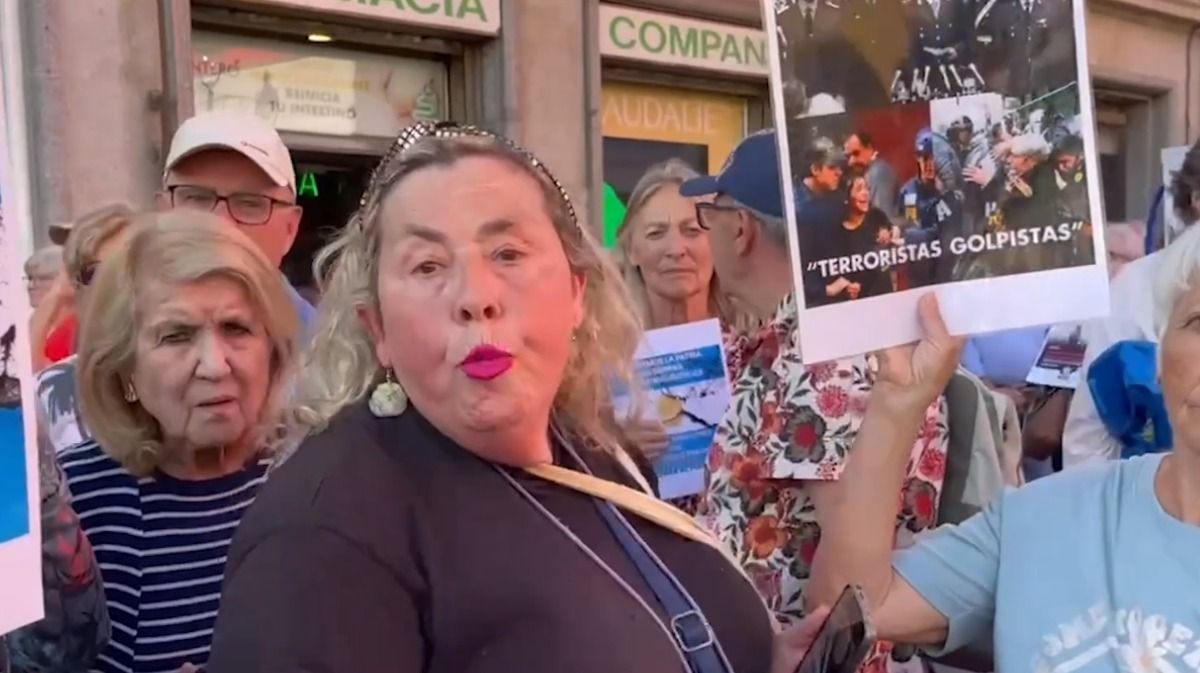 Los manifestantes que abordaron a la periodista.