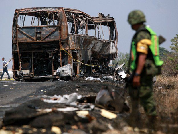 Tragedia en México: murieron 36 personas calcinadas en un choque entre un camión y un micro