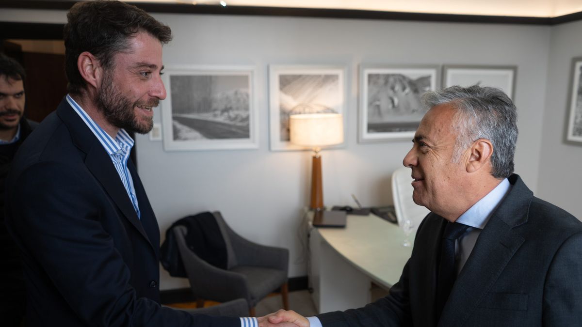 Saludo: Matías Fernández Díaz, ejecutivo de Mercado Libre, con el gobernador Alfredo Cornejo. Saludo: Matías Fernández Díaz, ejecutivo de Mercado Libre, con el gobernador Alfredo Cornejo.