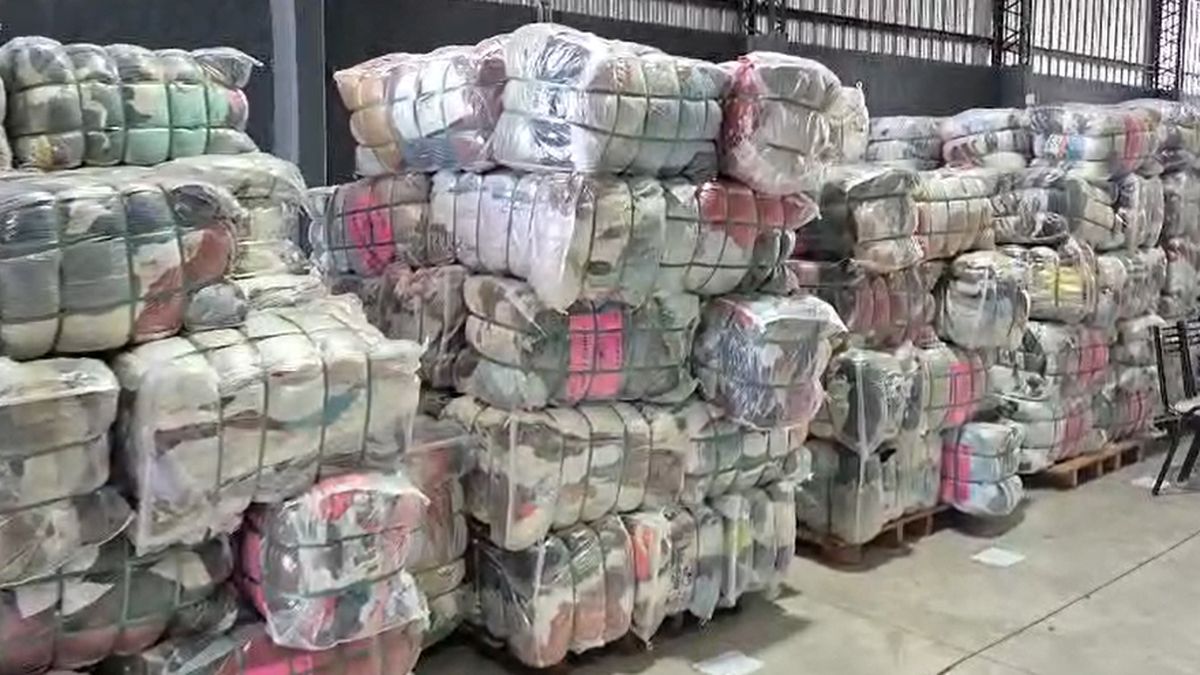 Todos los fardos de ropa pesan 40 kilos y los precios varían según la calidad de los mismos.