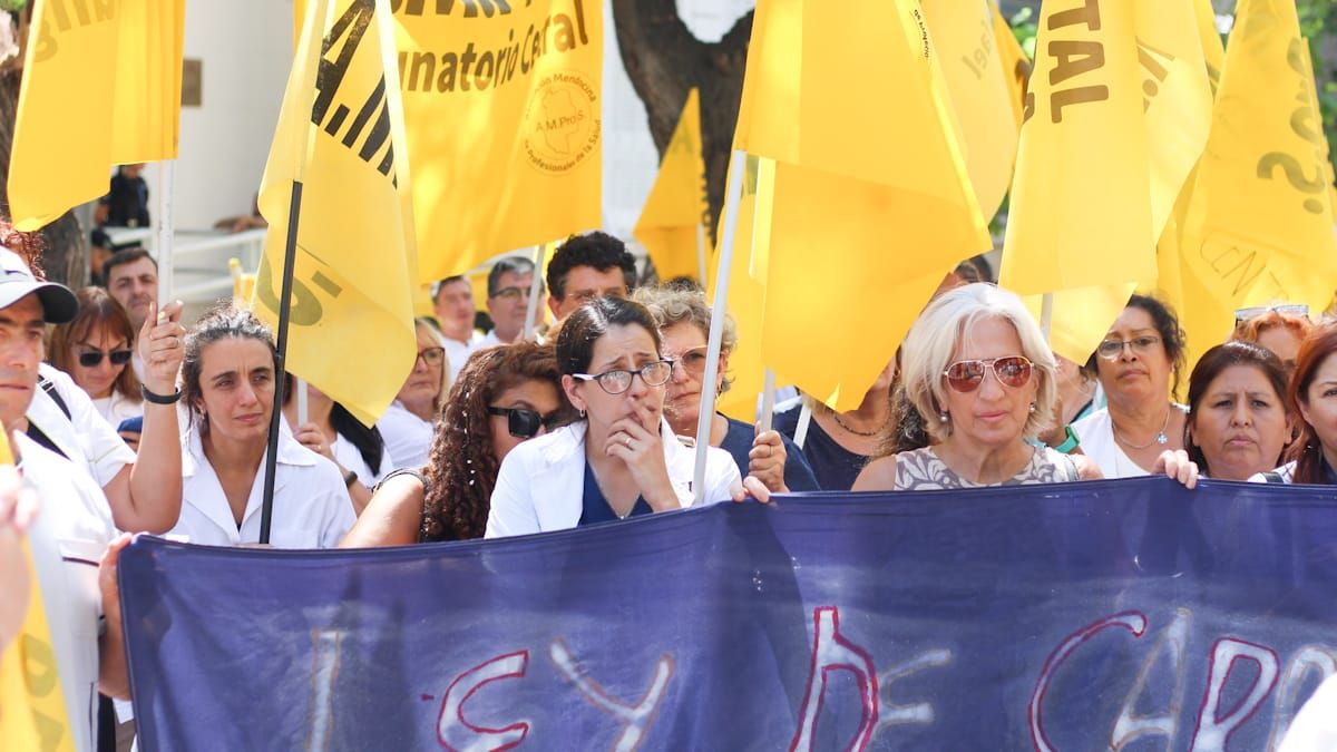 En el proyecto original, el Ejecutivo definía los aumentos. Es uno de los puntos que más objetó el gremio AMPROS. En el proyecto original, el Ejecutivo definía los aumentos. Es uno de los puntos que más objetó el gremio AMPROS.