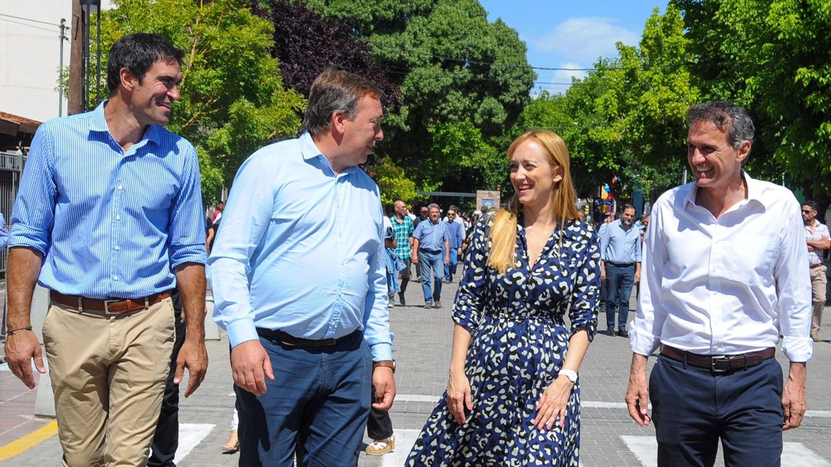 En Tunuyán. Emir Andraos, prencandidato peronista a la intendencia; el jefe comunal Martín Aveiro; la senadora Anabel Fernández Sagasti y el ministro nacional Gabriel Katopodis.