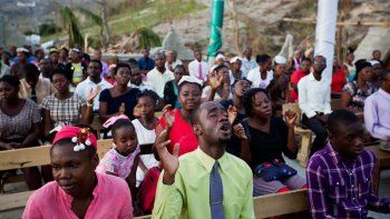Haitianos rezan en las iglesias destruidas por el huracán Matthew