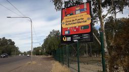En torno a los accesos a la UNCuyo se nos asegura en grandes gigantografías que esa es una zona de fuerte actividad mental. ¿Por qué no debaten sobre la educación? El rector Daniel Pizzi no ha hablado aún.