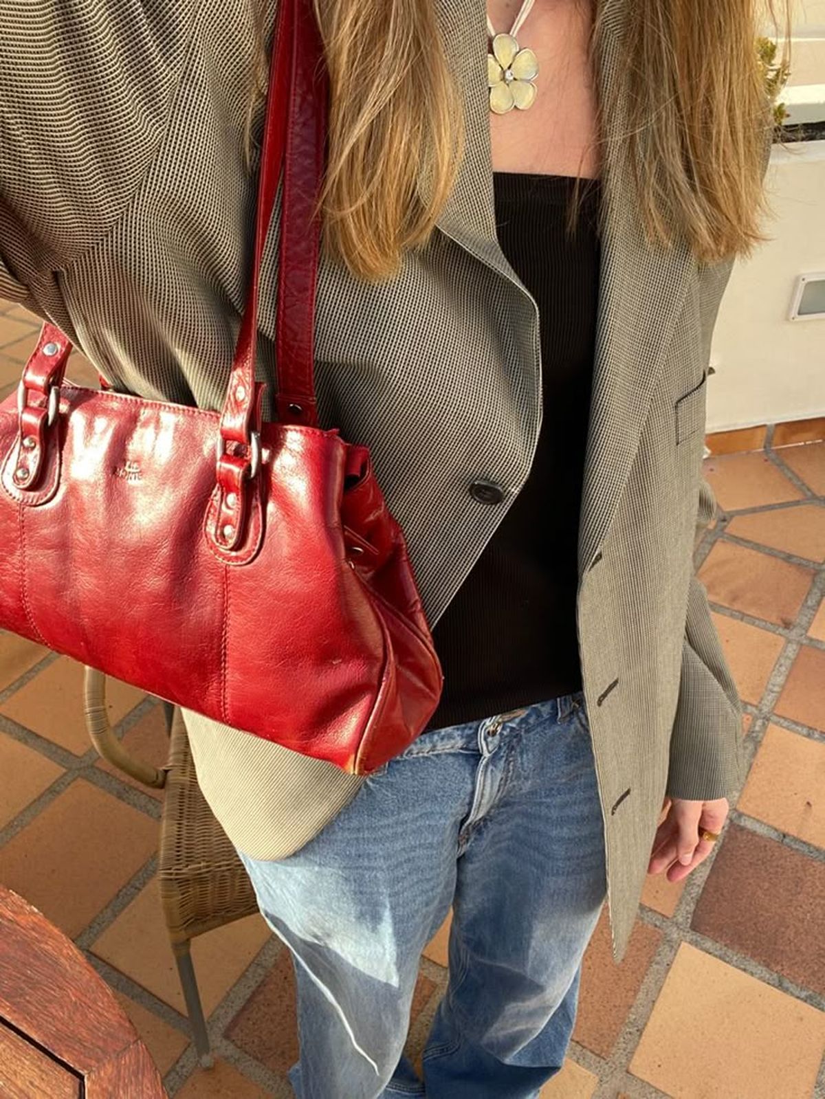 Una cartera roja no puede faltar. Una cartera roja no puede faltar.