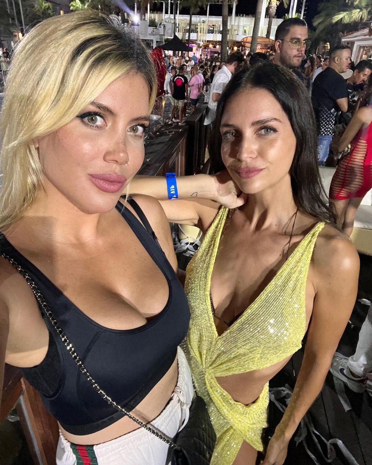 Sos mi prima con bombacha grandota!, la foto más reveladora de Wanda Nara  desde Ibiza