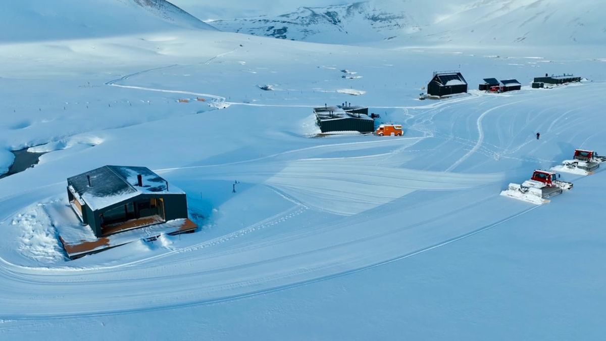 En Malarg&uuml;e, El Azufre luce cubierto de nieve.