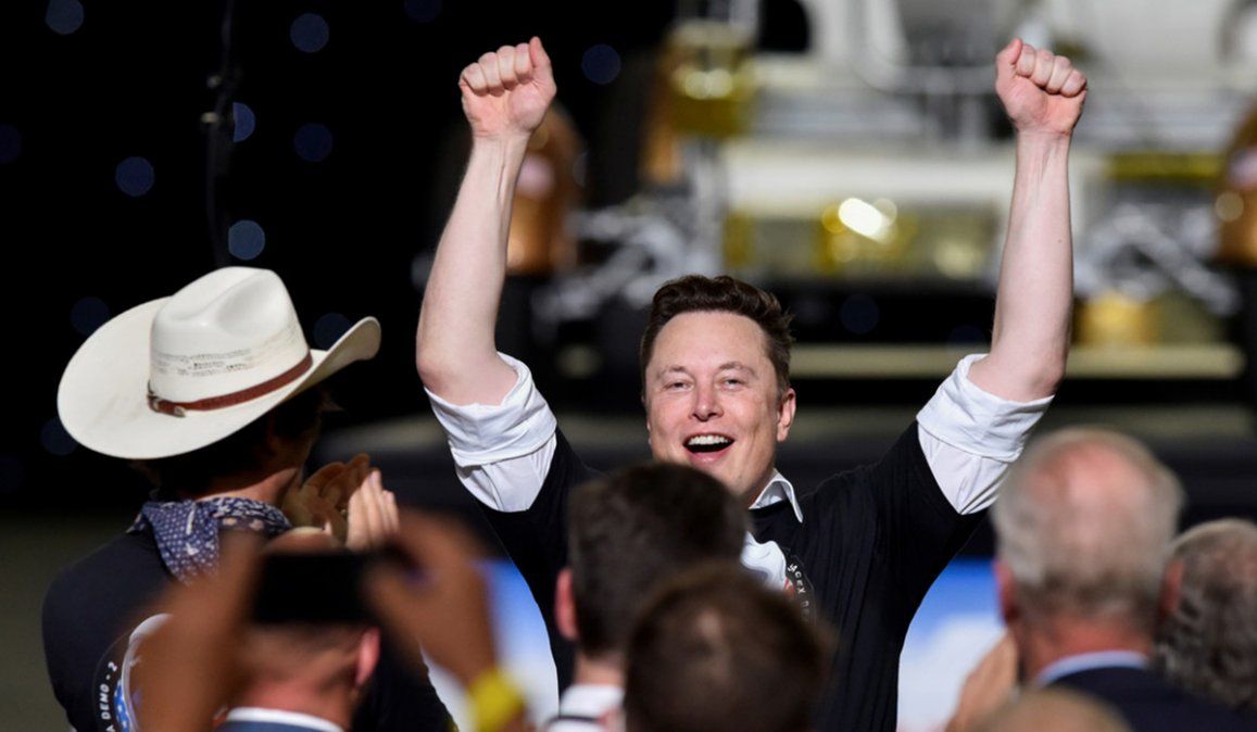 Elon Musk, el fundador de los vehículos eléctricos Tesla, tuvo un crecimiento en su fortuna aunque Bloomberg y Forbes no de ponen de acuerdo en el puesto del magnate en el ránking