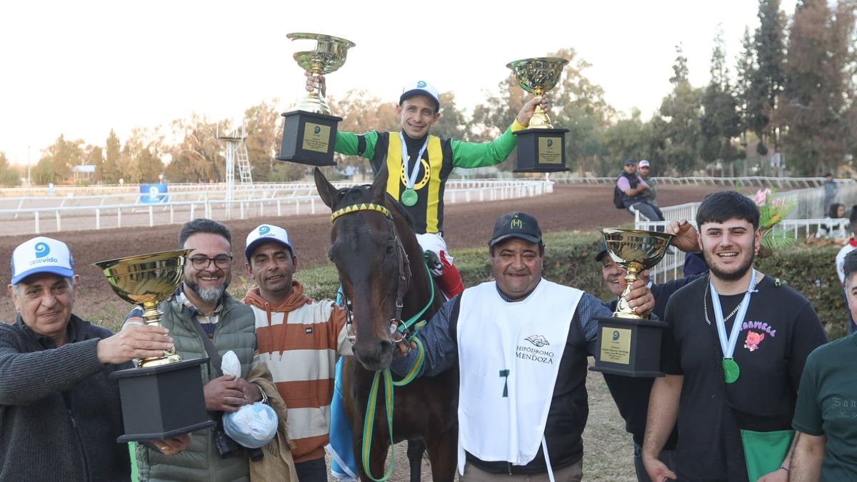 Festejo en familia. José López (chaleco blanco) y su hermano Diego (pullover marrón y blanco a rayas) son propietarios de Code Breaker y contaron cómo el caballo superó una severa lesión y se hizo un campeón. Festejo en familia. José López (chaleco blanco) y su hermano Diego (pullover marrón y blanco a rayas) son propietarios de Code Breaker y contaron cómo el caballo superó una severa lesión y se hizo un campeón.