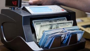 El precio del dólar oficial bajó otra vez y quedó más cerca del piso mínimo de la banda de $1.000