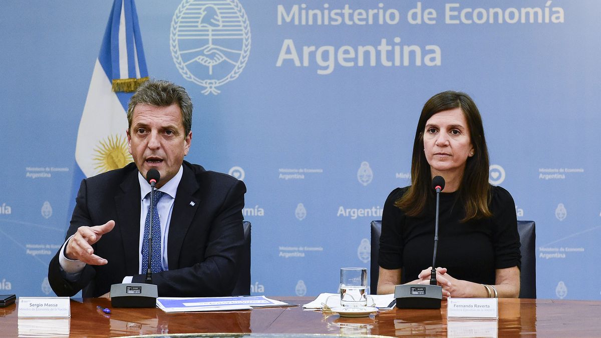 El ministro de Economía, Sergio Massa, y Fernanda Raverta, la titular de ANSES.