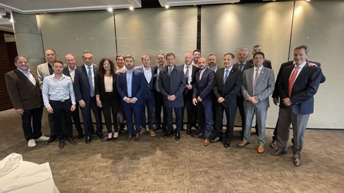 La postal. La delegación mendocina, con el embajador Daniel Scioli y operadores brasileños.