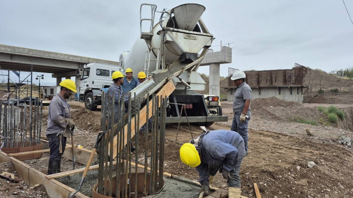 Obreros trabajando en la obra de reconstrucción de los puentes caídos en la Ruta 40.